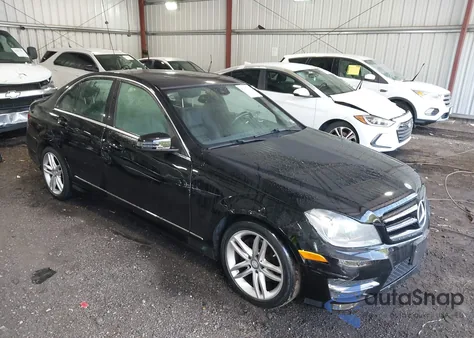 2014 Mercedes-Benz C 250 Sport z USA, uszkodzony, nr VIN WDDGF4HB7EG216619
